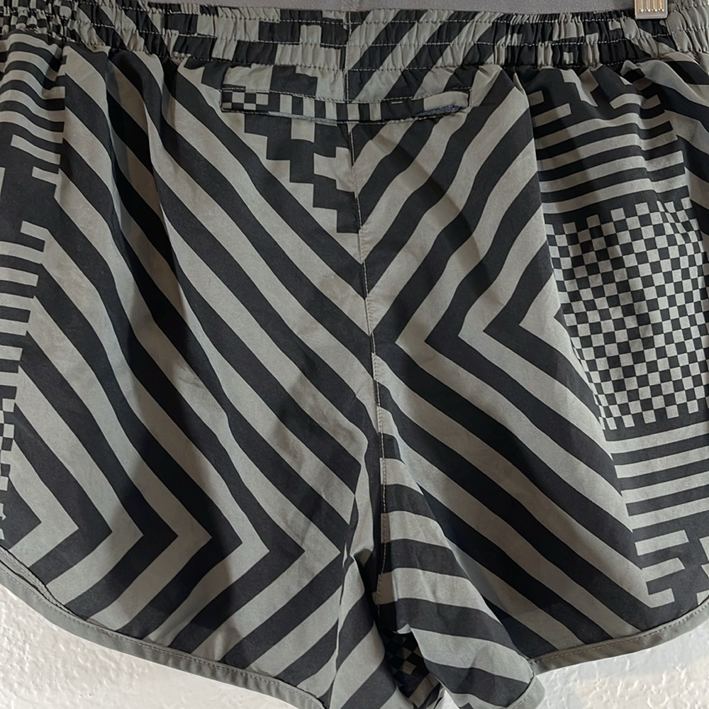 NIKE TEMPO LUX RUNWAY SHORT GREY Adjustable Waist & Back Zipper Pocket Size M - Picture 6 of 11